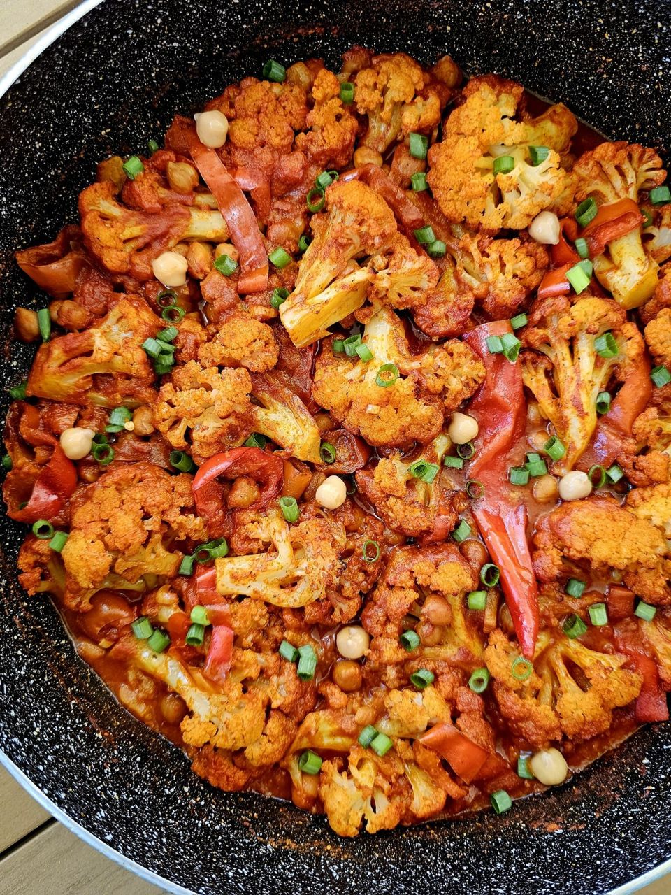 תמונה: תבשיל כרובית וחומוס טבעוני