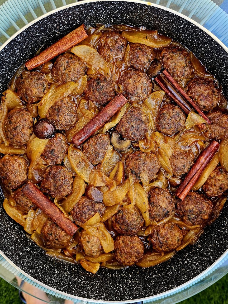 תמונה: קציצות בקר עם תפוחי עץ וקינמון