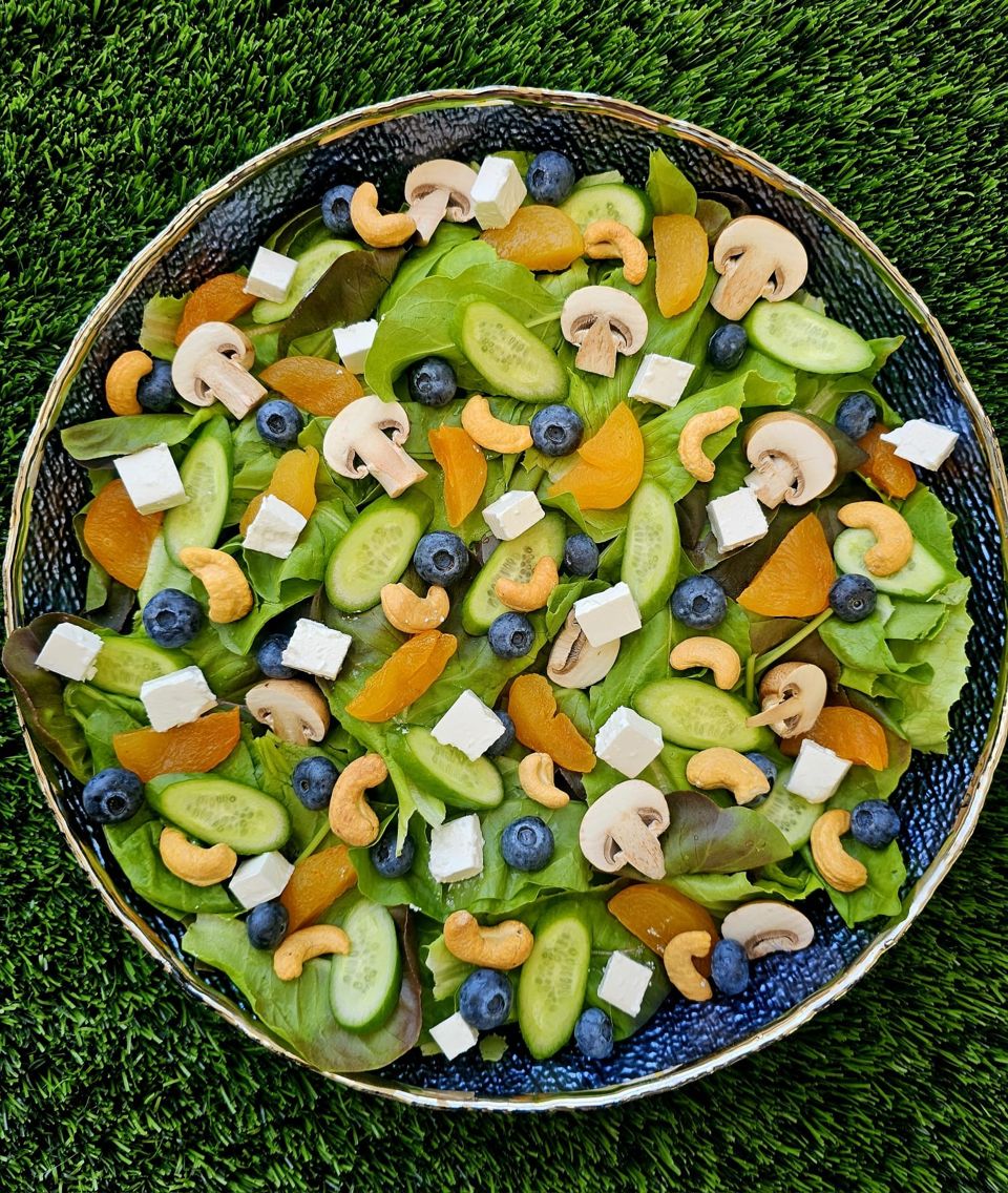 תמונה: סלט חסה עם תוספות מפתיעות