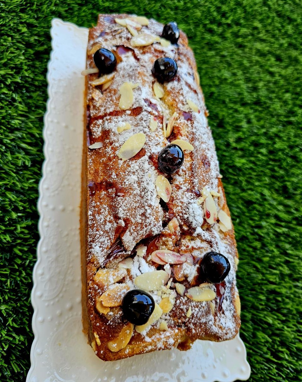 תמונה: עוגת שזיפים ושקדים בחושה