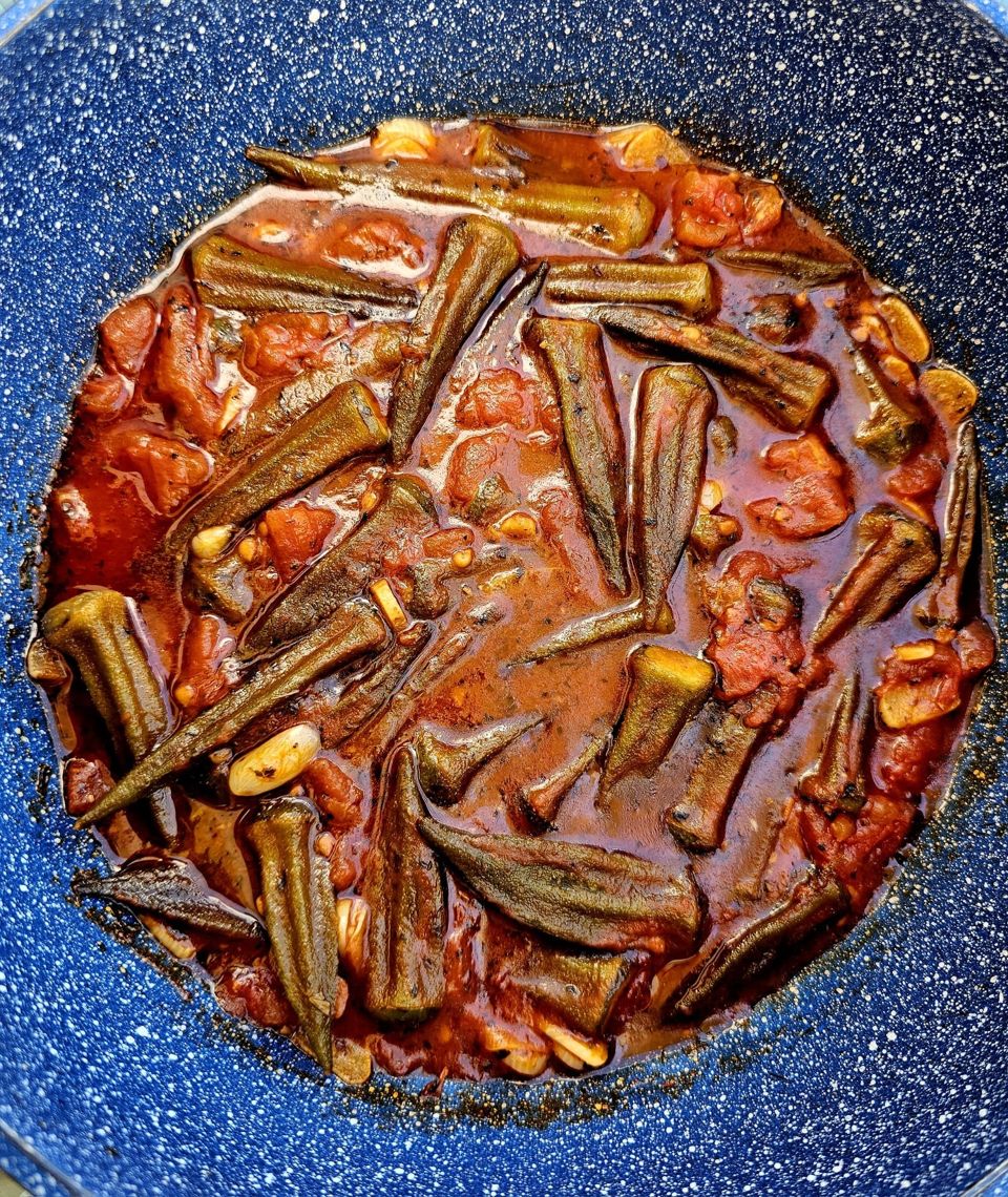 תמונה: תבשיל במיה ברוטב חמצמץ