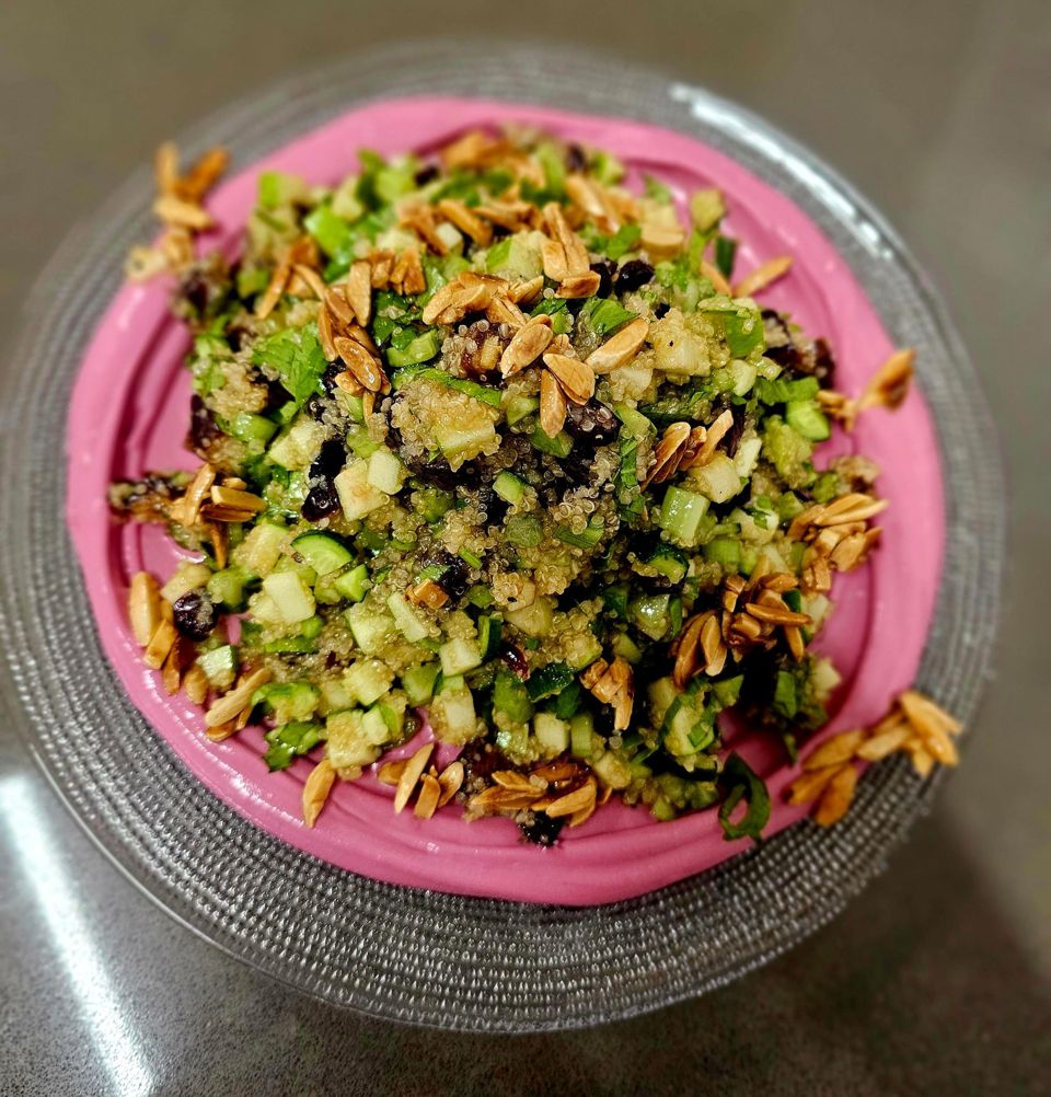 תמונה: סלט קינואה על תחתית טחינה ורודה