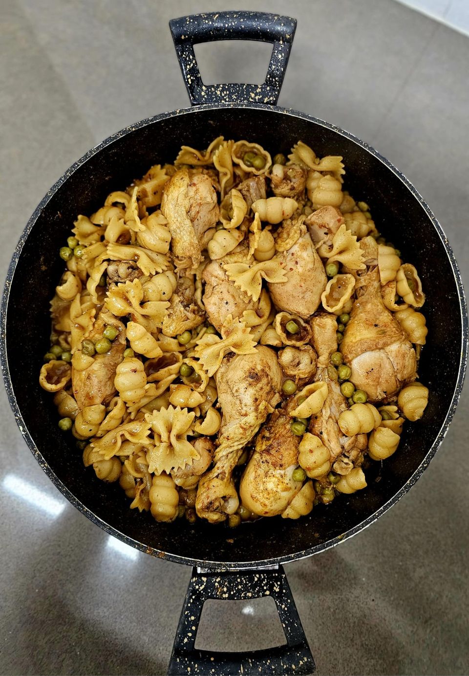 תמונה: פסטה עם עוף ואפונה בסיר אחד