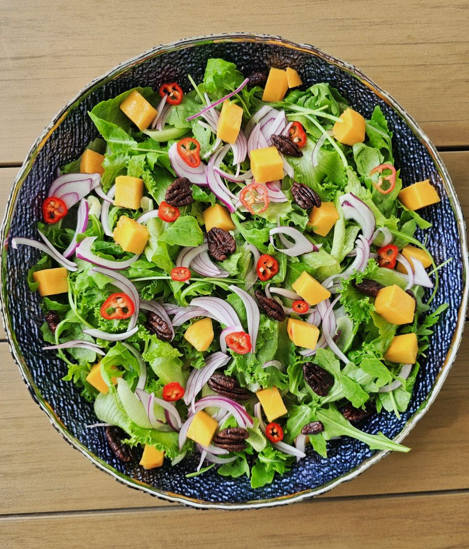 תמונה: סלט חסה ומנגו ברוטב מפתיע