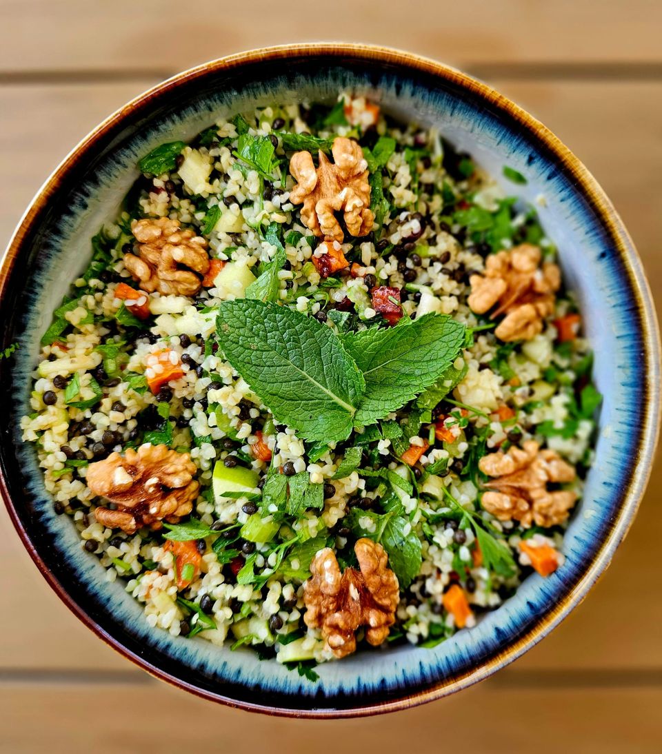 תמונה: סלט בורגול ועדשים