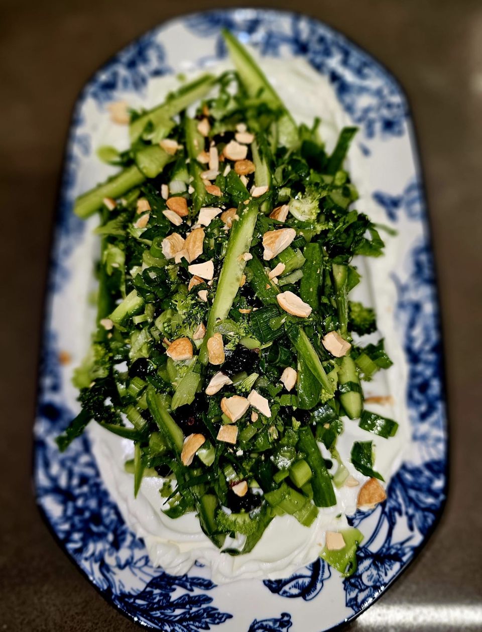 תמונה: סלט מלפפונים וירוקים על תחתית לאבנה