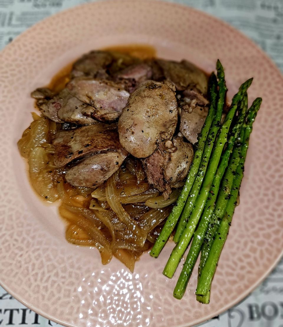 תמונה: כבד עוף עם בצל מטוגן