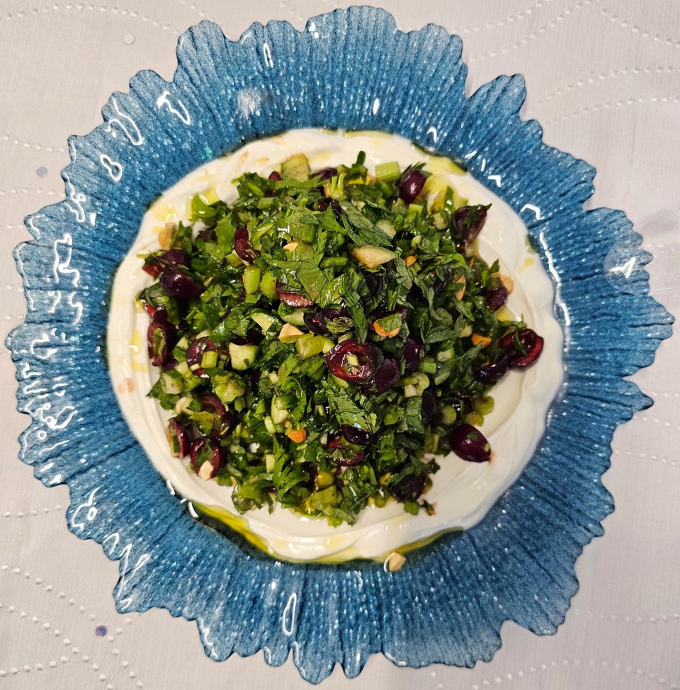 תמונה: סלט סלרי ודובדבנים