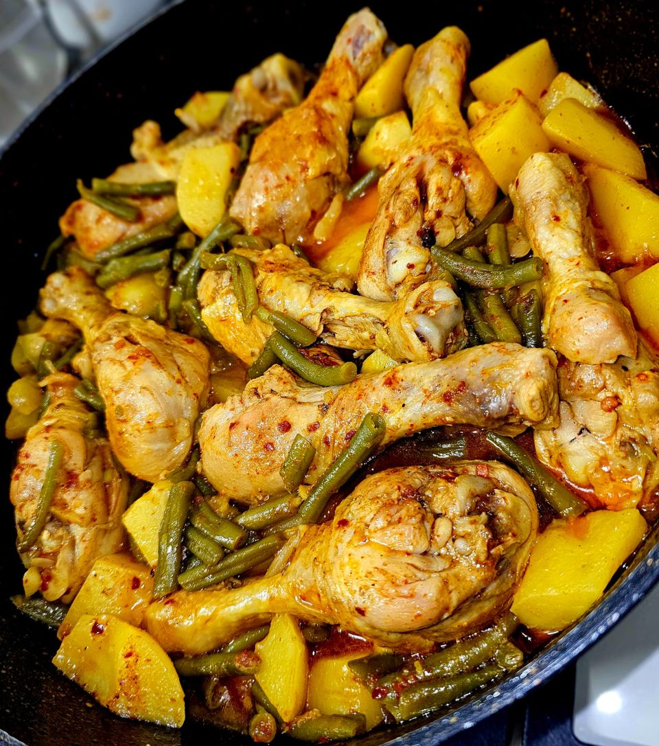 תמונה: תבשיל עוף עם תפוחי אדמה ושעועית ירוקה