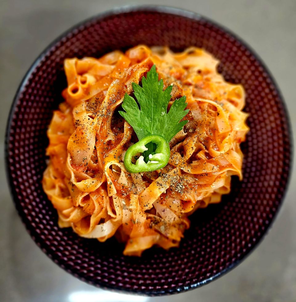 תמונה: אטריות אורז ברוטב עגבניות (כשר לפסח)