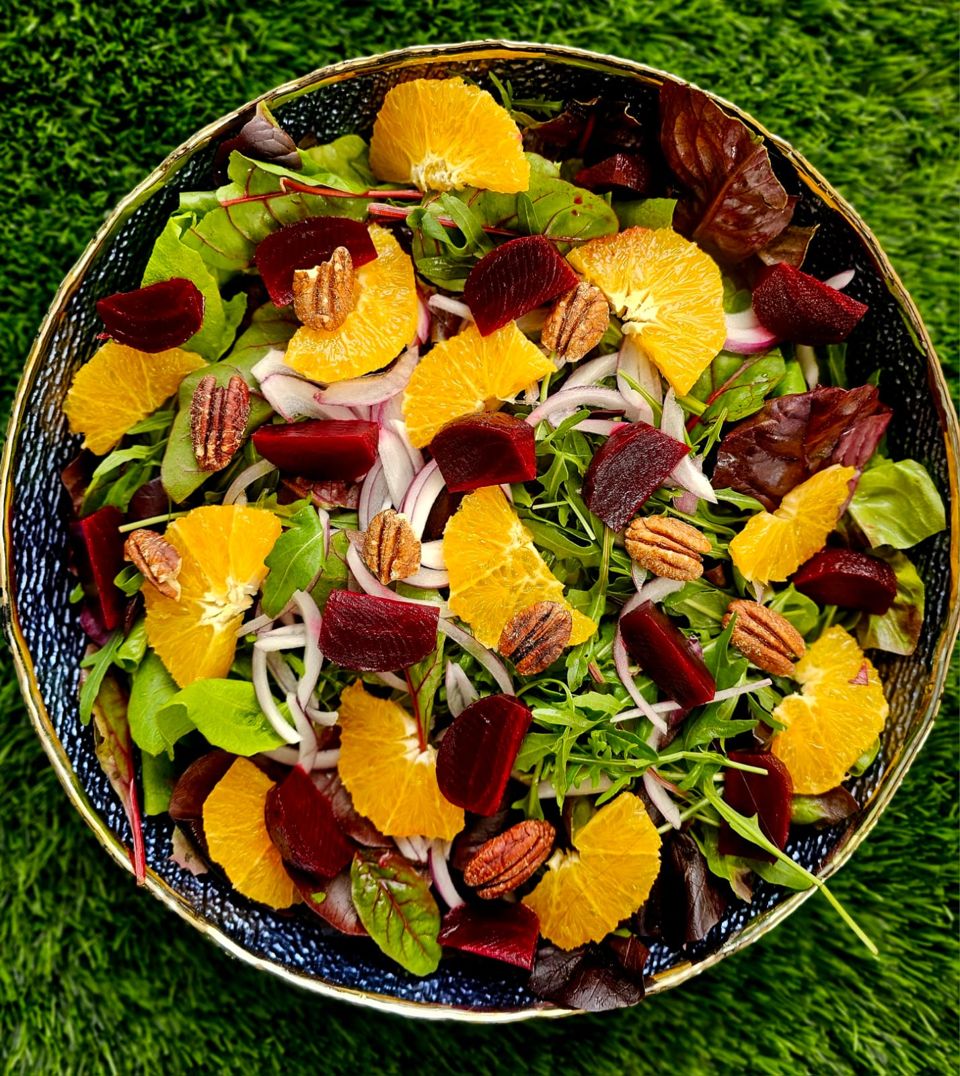 תמונה: סלט חסה על סלקים ותפוזים