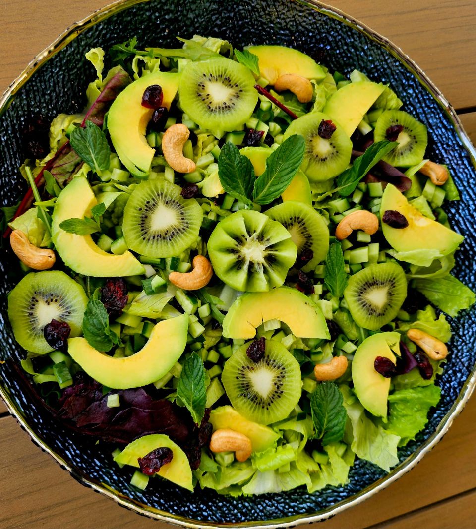 תמונה: סלט חסה עם קיווי ואבוקדו