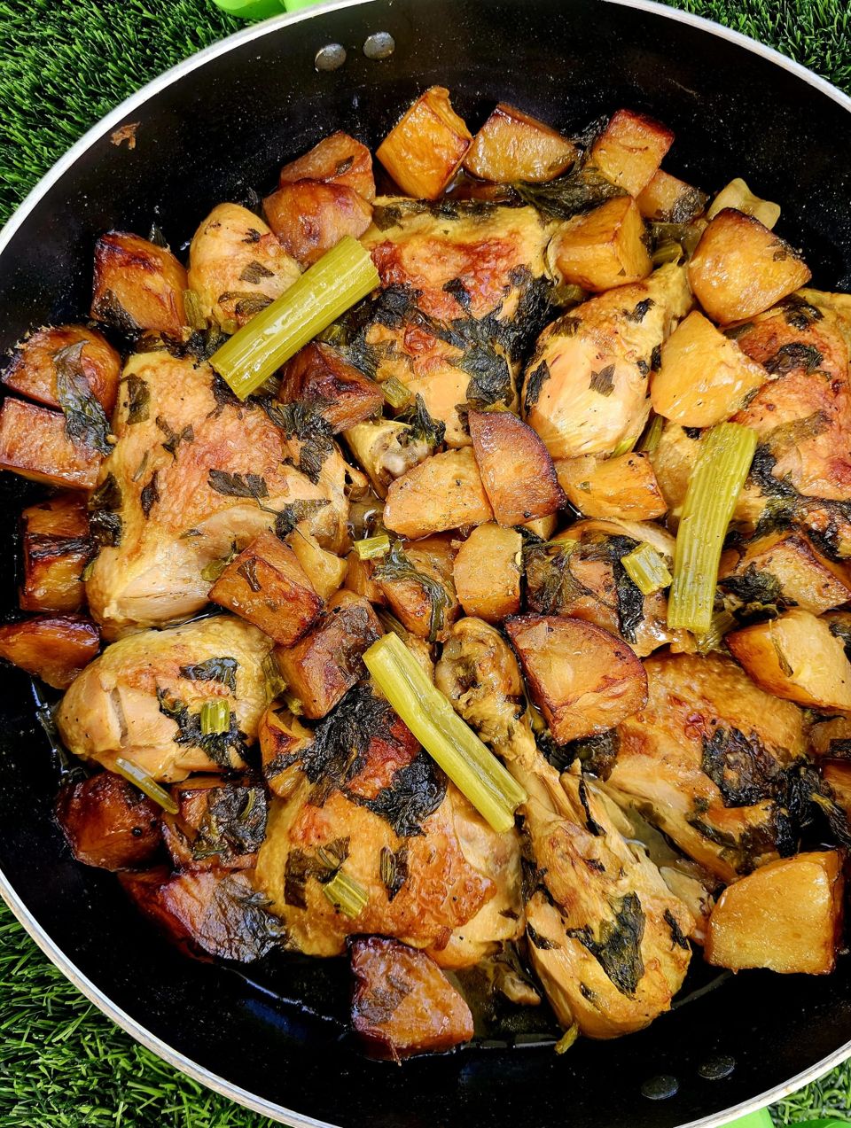 תמונה: תבשיל עוף עם תפוחי אדמה וסלרי