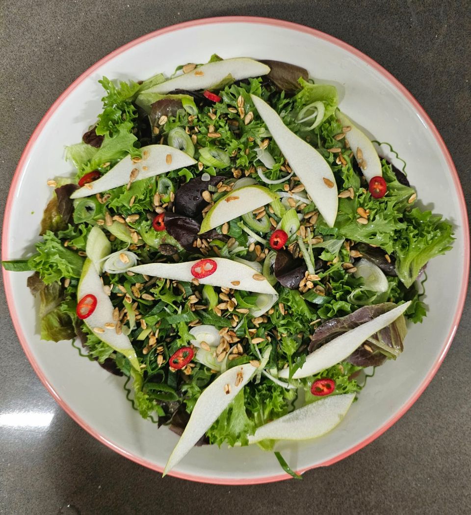 תמונה: סלט חסה ואגסים