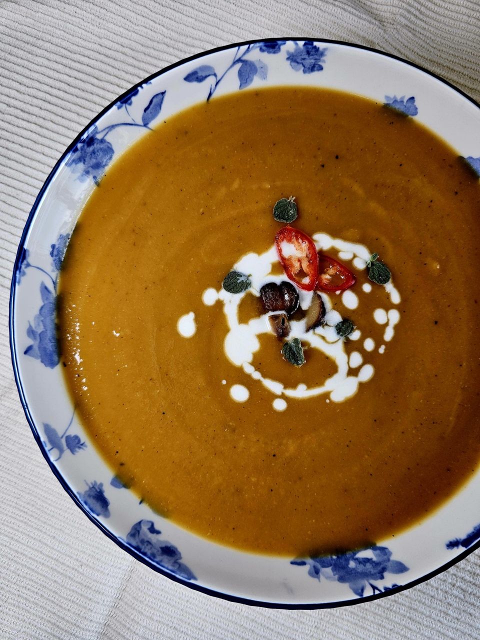 תמונה: מרק דלעת ערמונים וקרם קוקוס