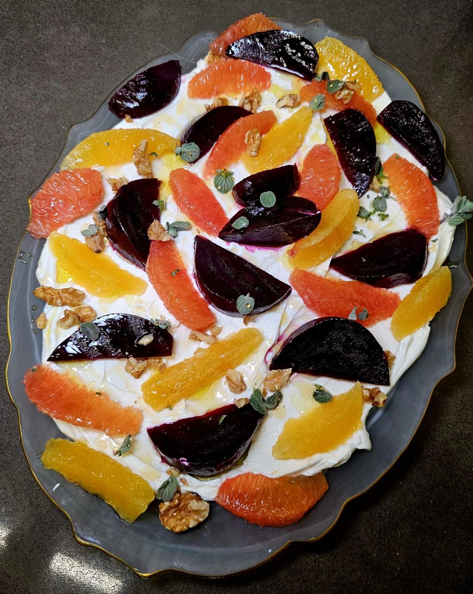 תמונה: סלקים ותפוזים על לאבנה מתובלת