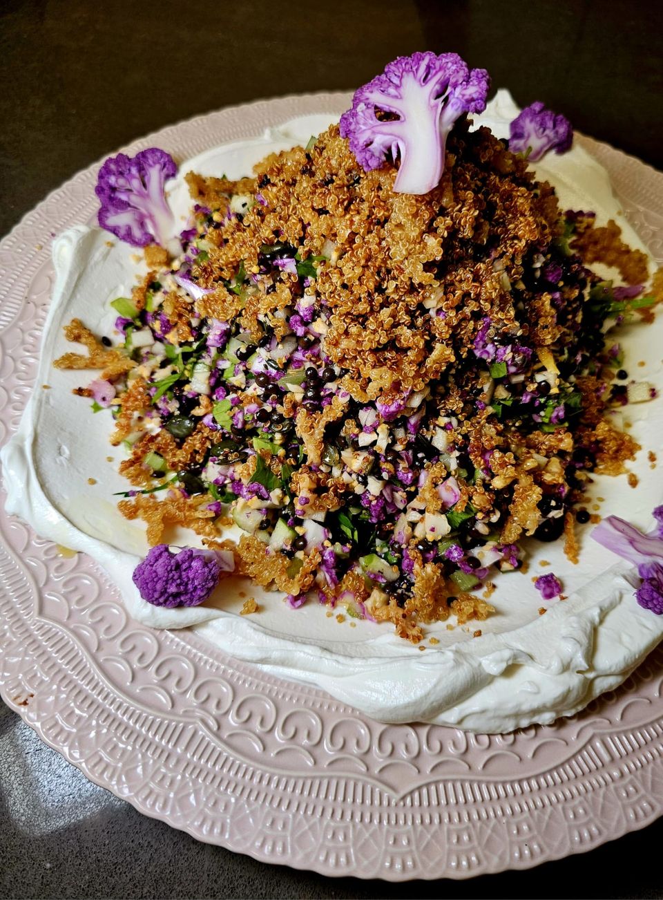 תמונה: סלט כרובית וקראנץ קינואה