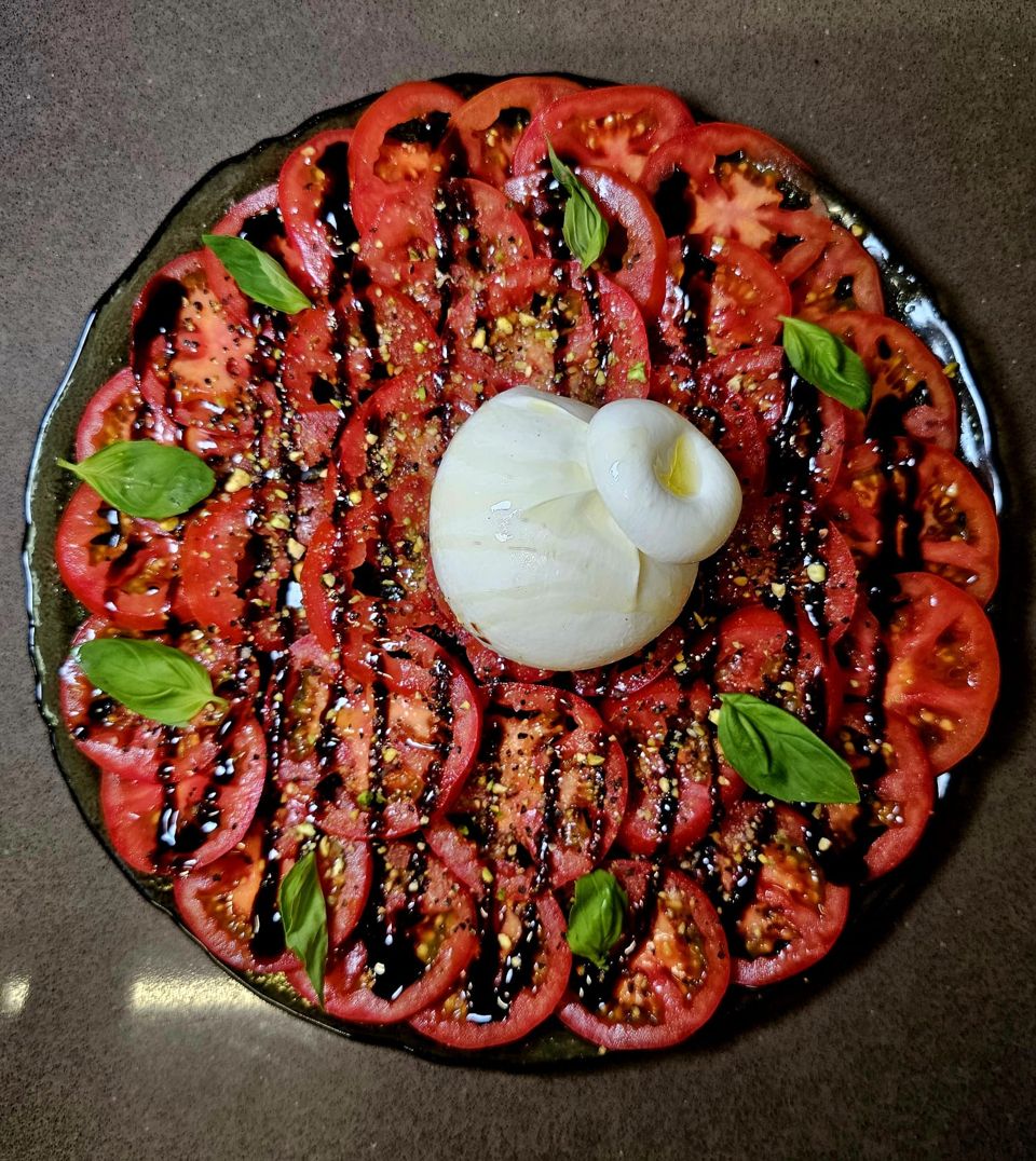 תמונה: קרפצ'יו עגבניות ובוראטה