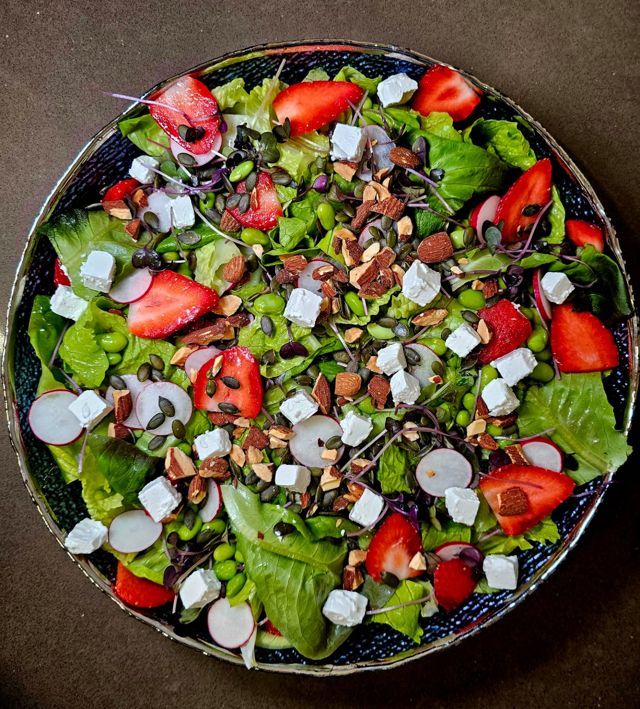 סלט של מסעדות עם רוטב סודי