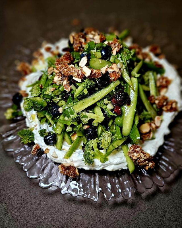 סלט מלפפונים עם תוספות מפתיעות