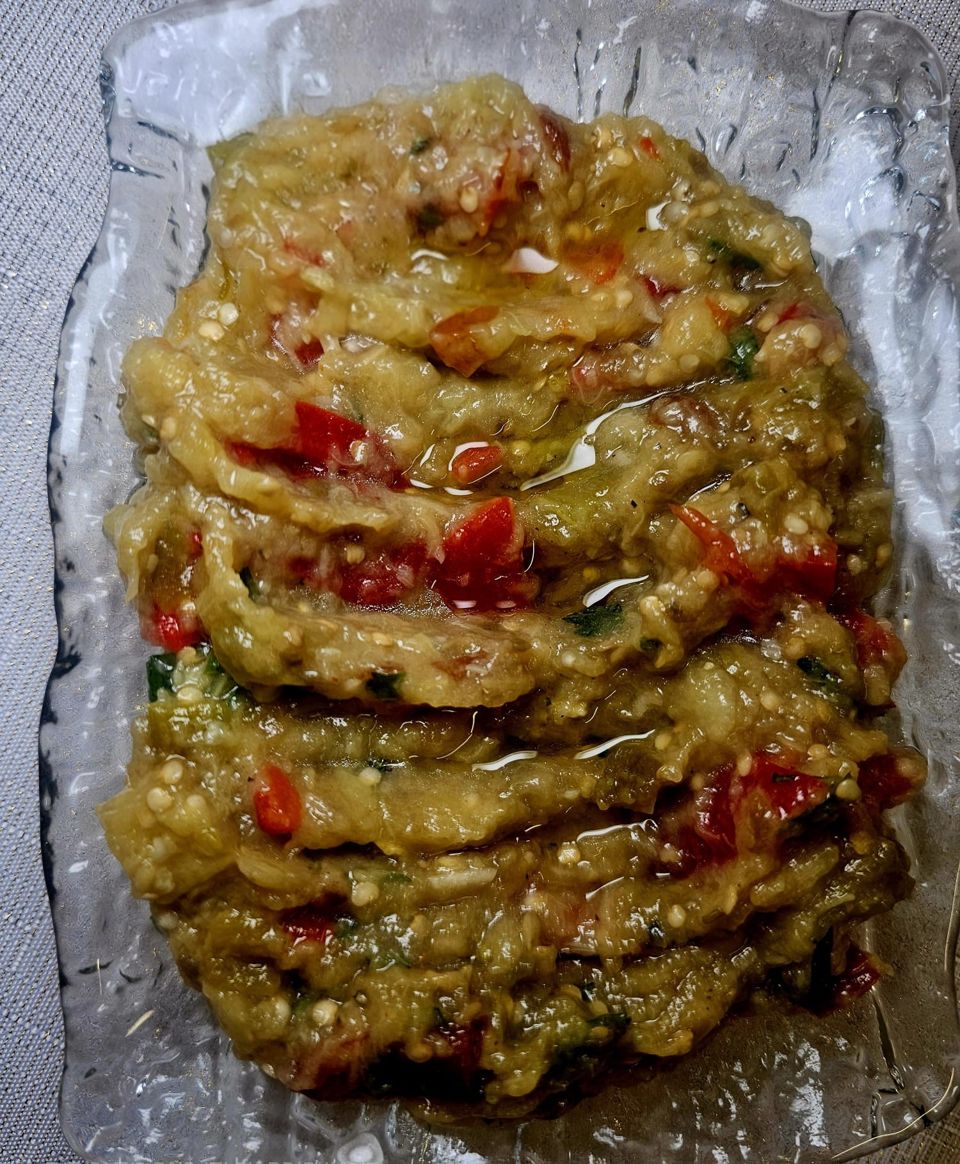 תמונה: סלט חצילים וירקות קלויים