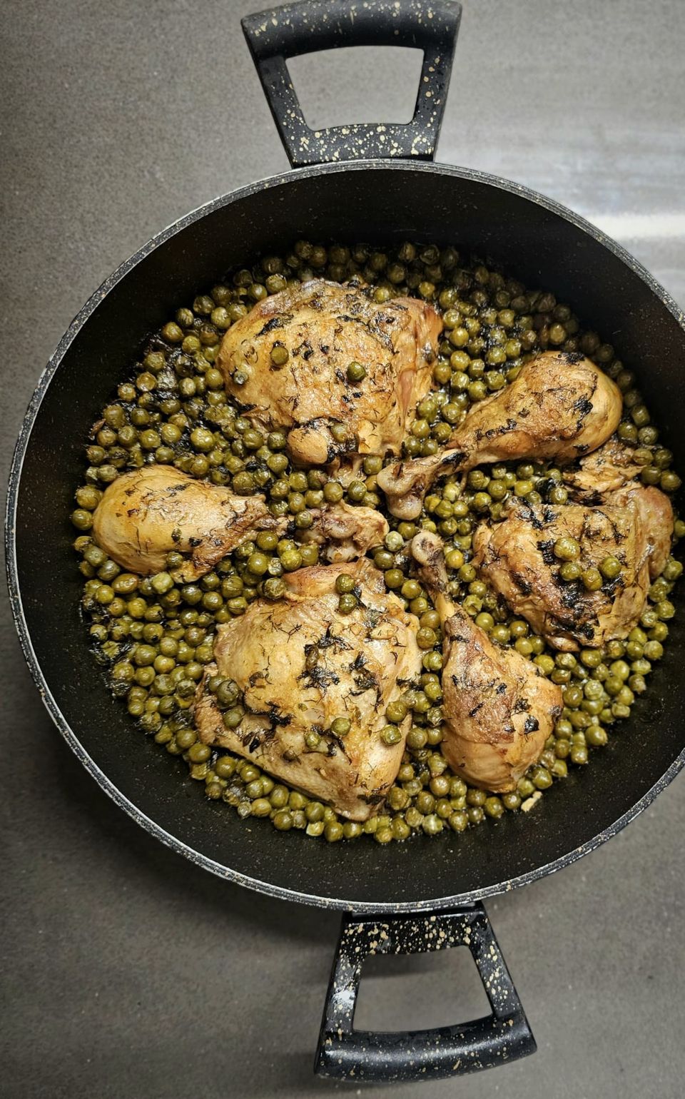 תמונה: תבשיל עוף עם אפונה הכי ביתי שיש