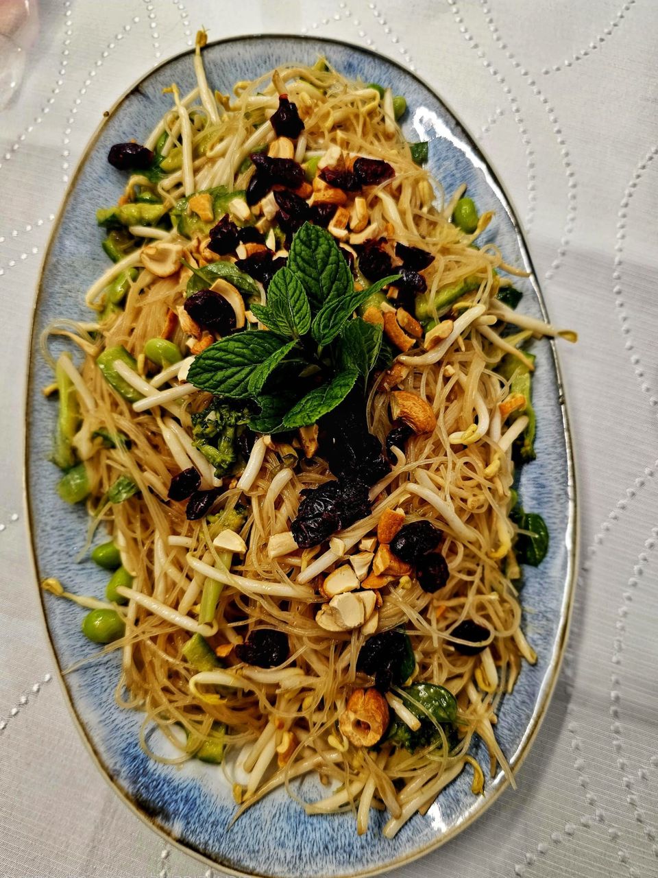 תמונה: סלט אטריות שעועית ברוטב אסייתי ממכר!