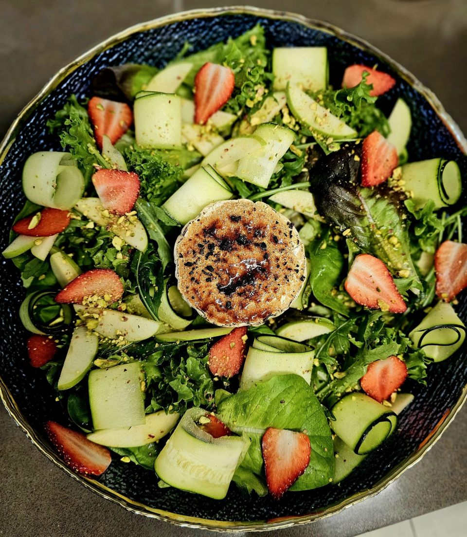 תמונה: סלט חסה עם גבינת ברי ברולה