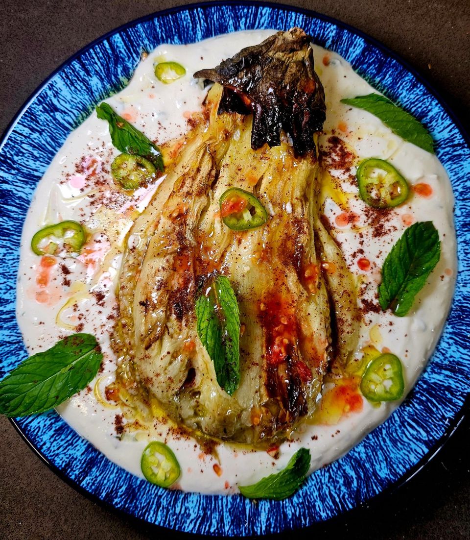 תמונה: חציל קלוי על רוטב יוגורט מרענן