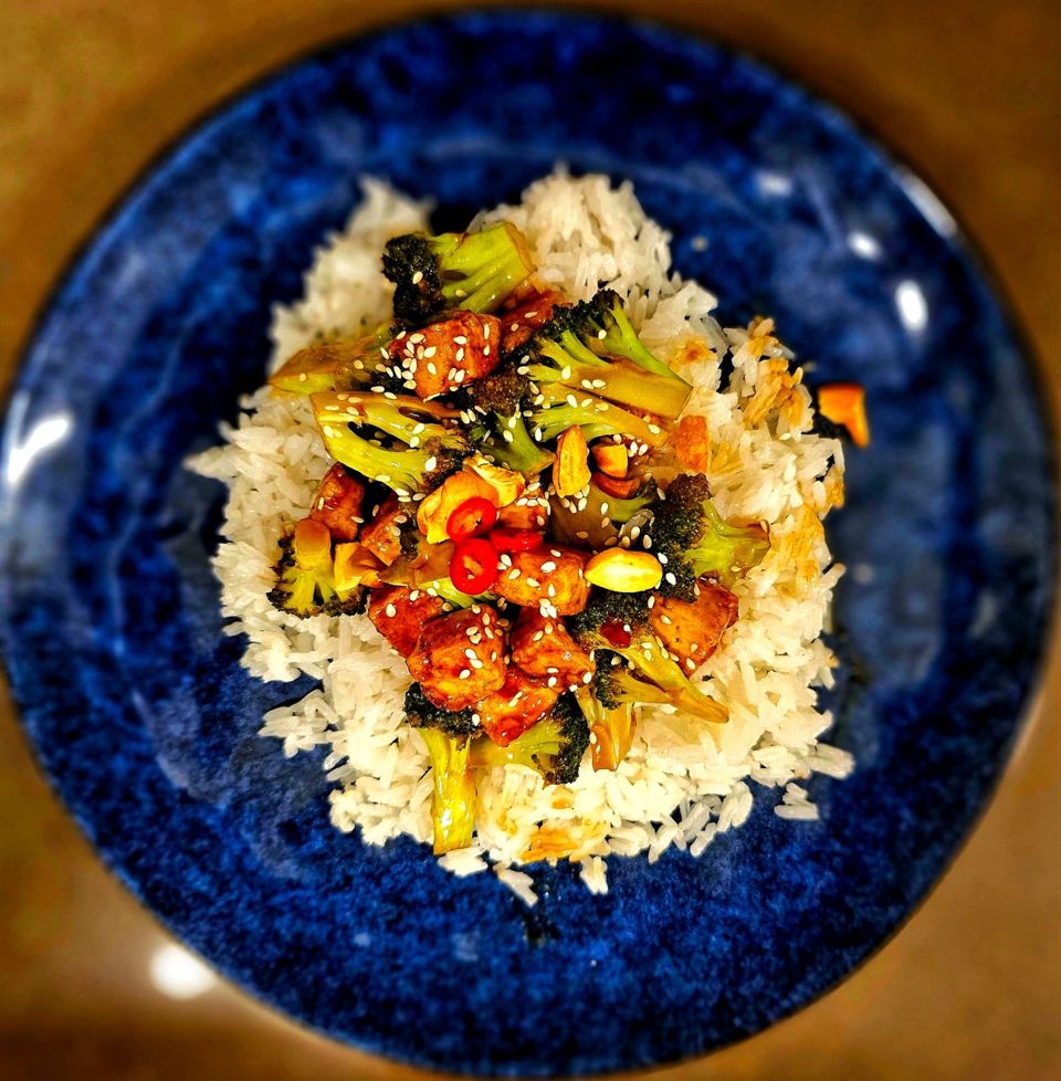 תמונה: טופו וברוקולי מוקפצים