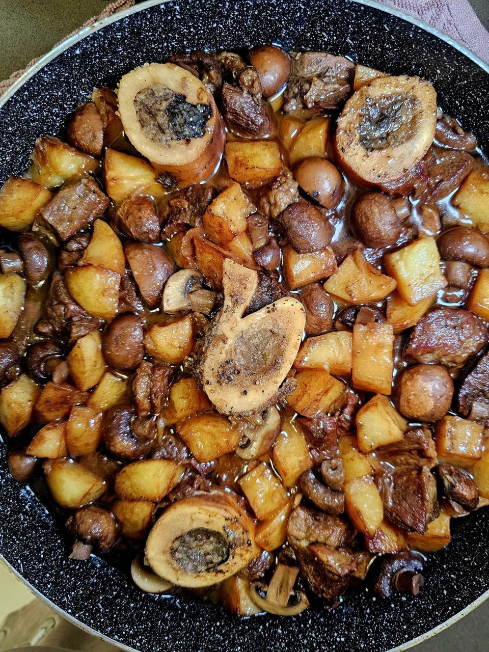 תמונה: תבשיל בשר צלעות ותפוחי אדמה