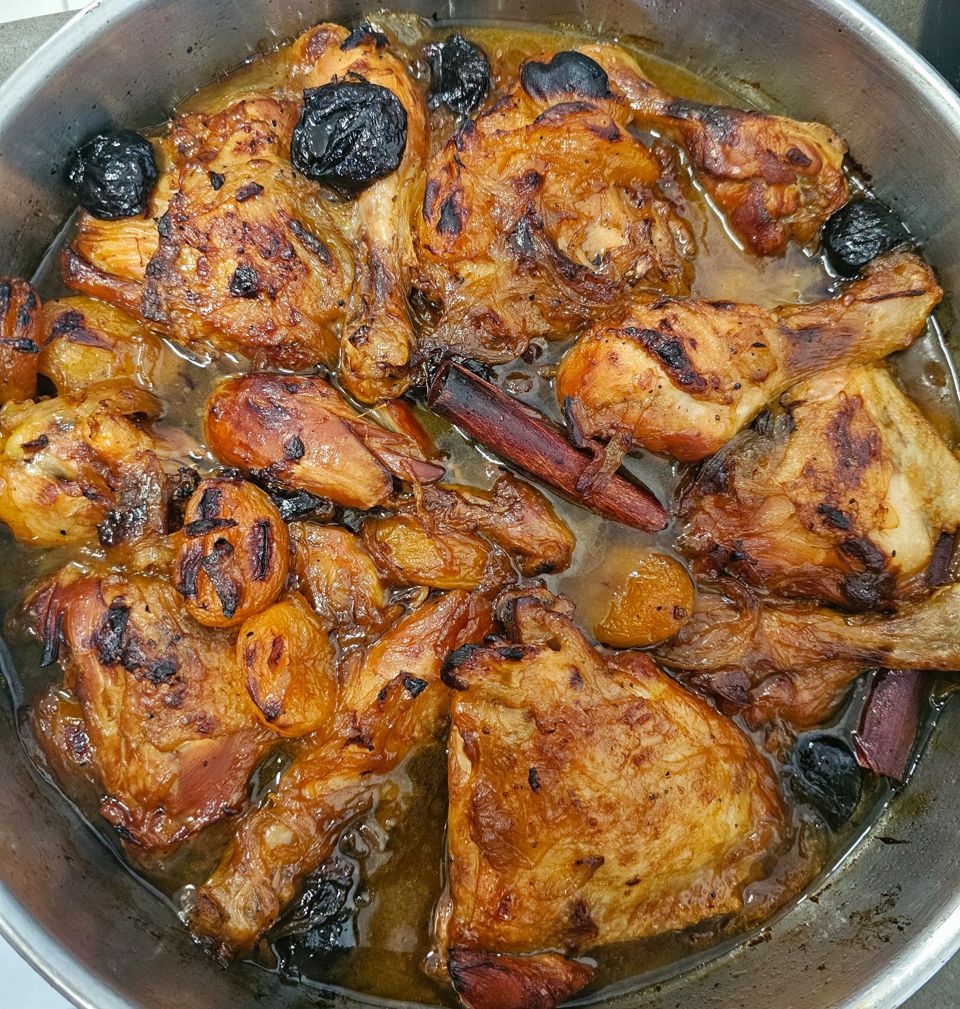 תמונה: תבשיל עוף ופירות יבשים