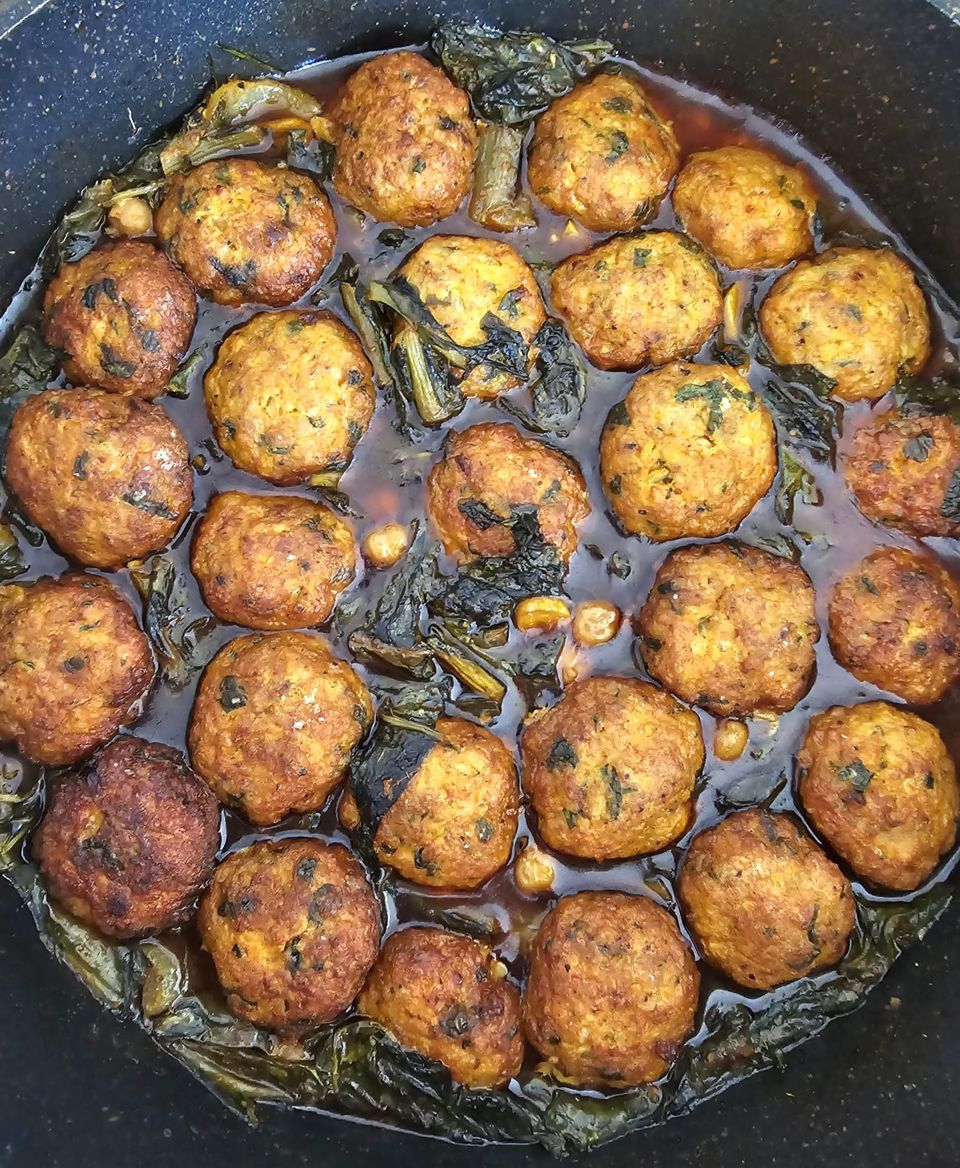 תמונה: קציצות פרגית עם מנגולד וחומוס