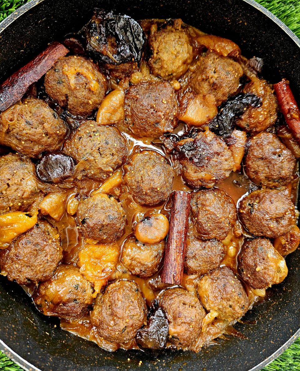 תמונה: קציצות בקר עם סולת ופירות יבשים