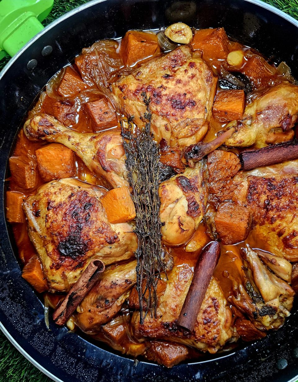 תמונה: תבשיל עוף עם דלעת ושזיפים