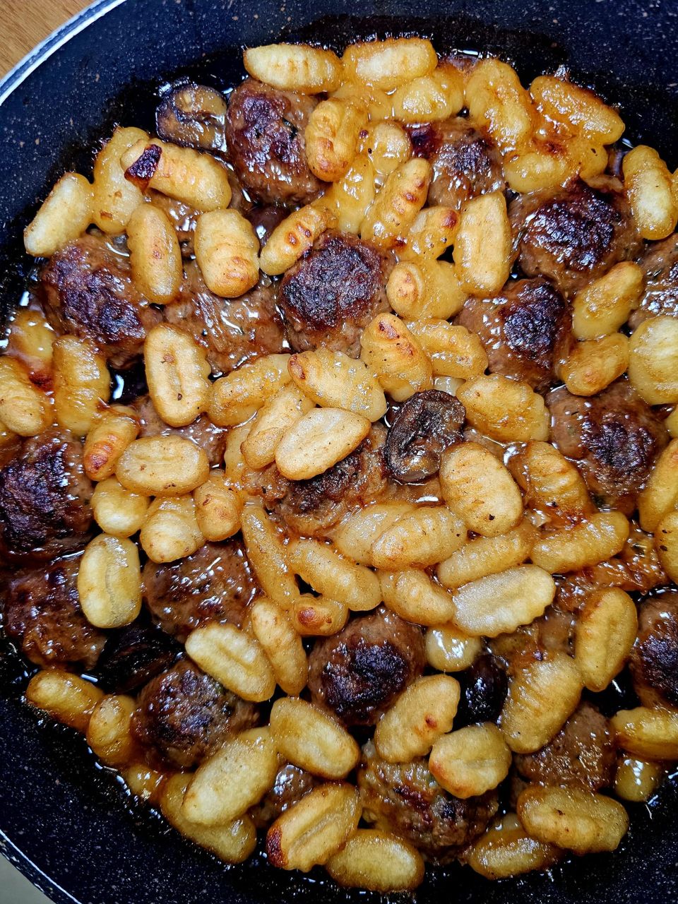 תמונה: קציצות בקר עם ניוקי בסיר אחד