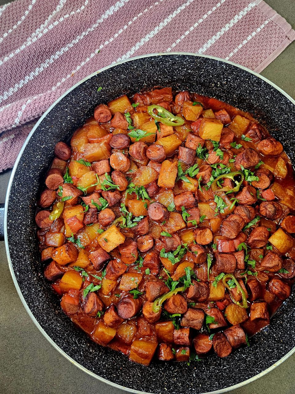 תמונה: תבשיל נקניקיות צמחוניות ותפוחי אדמה